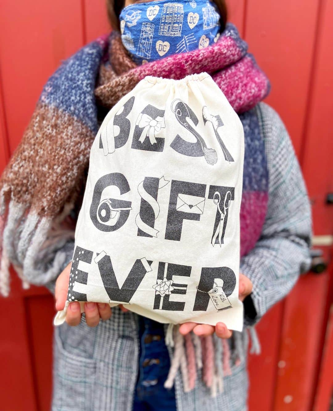 マップトートのインスタグラム：「FREE gift bag with orders $75+. It's easy to give the #BestGiftEver this year!」