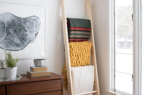 HGTVさんのインスタグラム写真 - (HGTVInstagram)「Bring on blanket season! 🧺 Keep your cozy comforters and toasty throws close at hand with our DIY wooden blanket ladder. 🥰  This easy woodworking project is the perfect handmade accessory for storing and displaying quilts and throws. 👏⁠ ⁠ Our vertical blanket ladder helps you organize and style your space. 😍 It's customizable to hold as many blankies as your heart desires, and its farmhouse flare will make a welcome addition to any home searching for a little more hygge. 🏡 ⁠ ⁠ You'll find the instructions at the link in our profile. 🔝 🙌⁠ ⁠ #DIY #easyDIY #woodworking #blanketladder #hygge #farmhouse」11月19日 2時02分 - hgtv
