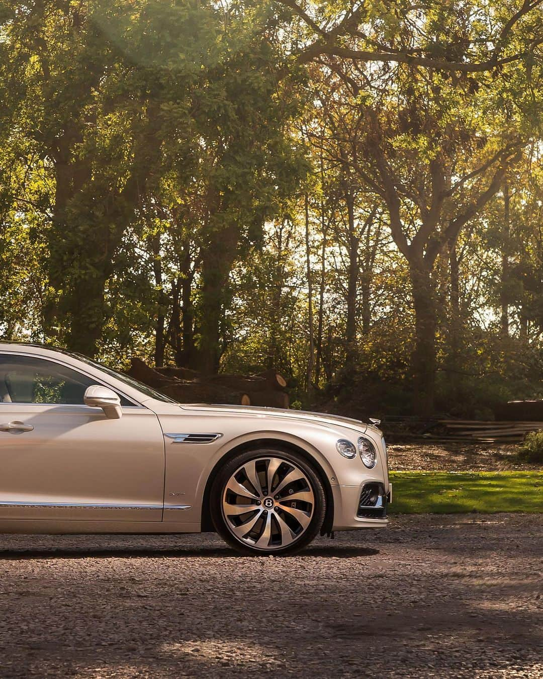 ベントレーさんのインスタグラム写真 - (ベントレーInstagram)「Bold is the new normal. The #NewFlyingSpur. _ #Bentley Flying Spur WLTP drive cycle: combined fuel consumption: 19.1 mpg (14.8 l/100 km), combined CO₂: 337 g/km」11月19日 1時53分 - bentleymotors