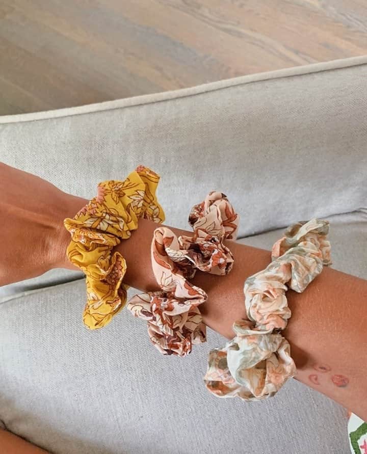 クレオベラのインスタグラム：「✨ WIN THIS ✨⁠ Head to our stories to see how you can win a set of our most loved scrunchies! We'll be picking the winner tonight! These also make for the perfect stocking stuffers 🎅🏼」