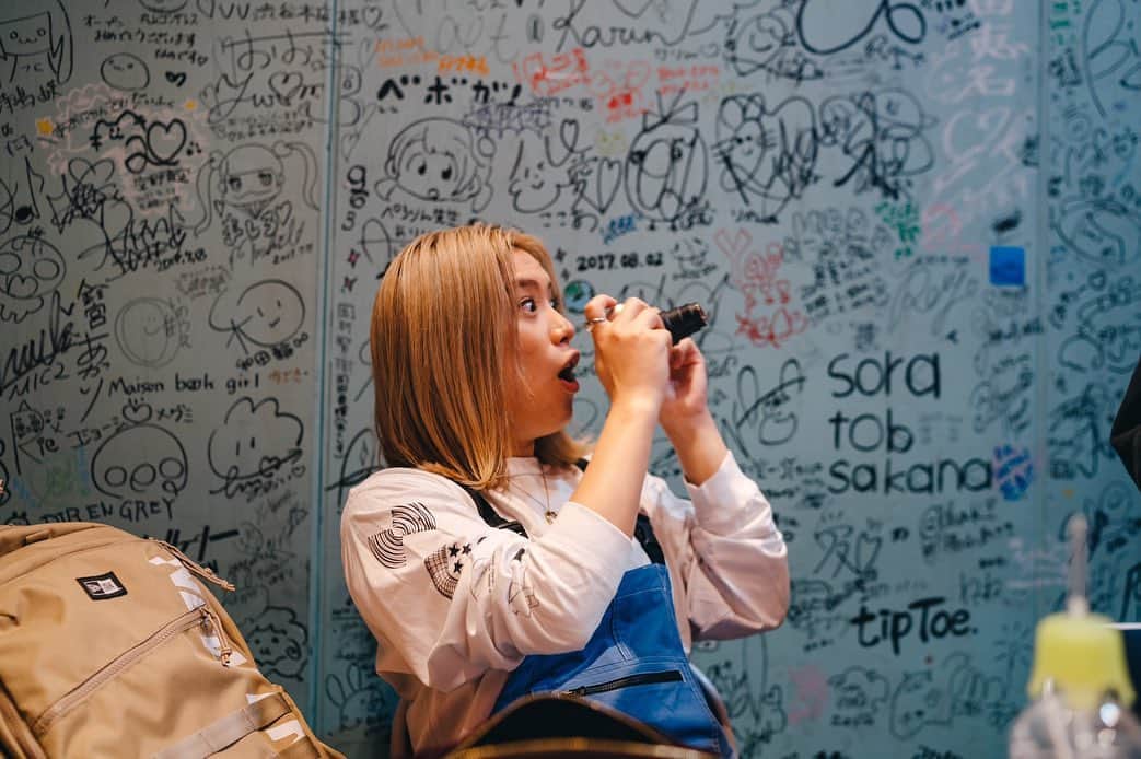 acaneのインスタグラム：「・ 最近新しく人に会う時に 更に気をつけてることがある。  それは「人の価値は数字じゃない」ということ。  フォロワーが多いから仲良くする、 この人は有名な人と仲良いから仲良くする、 お金持ってるから仲良くする、  それは今の世の中 間違ってないのかもしれん  けどあかねは ふつうに気持ち悪い。笑  出会ってまずその人の性格が知りたいし その人の歴史を知りたい。  数字で判断する人間になりたくない  だからこそあかねが 数字を持って、実力をつけて、 周りの人のプラスになりたい。  どれだけ有名になっても どれだけ素直でいられるか、 どれだけ好きな人たちを 幸せにできるか。 音楽で恩返しができるか。  そもそも人間味あるとは思うけど← もっと心優しい人間味ある人に なれるようになろう。  最近、大好きな人たちに会って さらに気持ちが強くなったお話し💐💕  写真はこの前のヴィレヴァンフリーライブ🔥 photo by @ta1star さん📸💕」