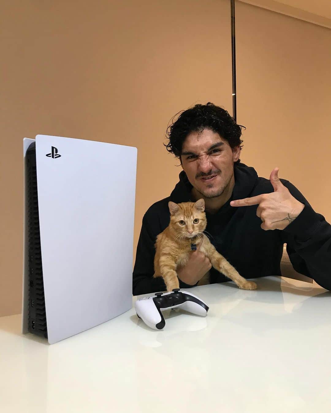 ガブリエル・メディーナのインスタグラム：「Pensa num cara feliz... Meu #PlayStation5 chegou e eu não largo mais! Na moral, é tudo isso que falavam e mais um pouco. Os jogos são sensacionais, você sente tudo pelo controle MESMO. O meu já chegou porque sou #TimePlayStation, mas a hora tá chegando: dia 19 de novembro é a vez de todo mundo entrar nessa também e eu garanto que vocês vão curtir tanto quanto eu. Só vem, PlayStation 5! 🎮  @playstation_br」