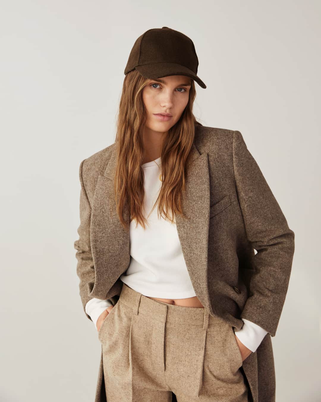 のインスタグラム：「HOMELIKE FEELING • Get hold of the most versatile outfits at mango.com, in other words cosy home wear and office-style pieces combined, which will take you from the desk to the grocery store without changing.⁣ #MangoCollection」