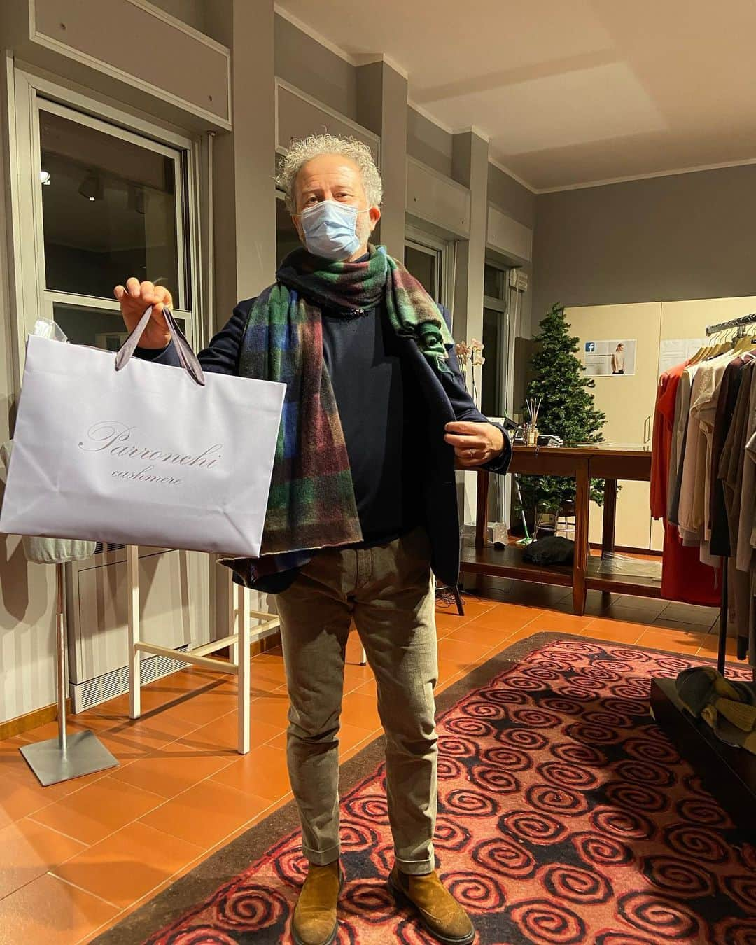 パロンキさんのインスタグラム写真 - (パロンキInstagram)「I più noti tycoon dell’Emilia Romagna vestono Parronchi Cashmere!!! 😍😍😍   ☎️📞📲. 334 8330612   #cashmere#cashmeresweater#forli #forlishopping #outlet #outletshopping #classy #classyoutfit #classymen #classystyle #cashmerelove #menstyle #mensfashion #menswear #italianstyle #italianfashion #madeinitaly🇮🇹 #classywomen #fashionstyle #womenshopping #mensfashion #falierosarti #robinsonpetshop」11月19日 2時07分 - parronchicashmere