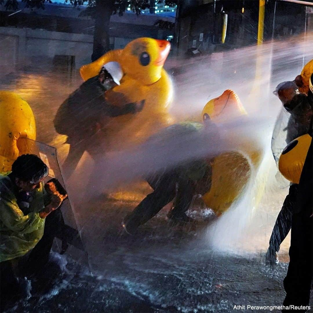 ABC Newsさんのインスタグラム写真 - (ABC NewsInstagram)「Giant, yellow rubber ducks were seen among the crowds of protesters outside the police headquarters in Bangkok, Thailand, after having been used as shields for demonstrators advancing toward police lines on Tuesday during a violent day of protesting outside parliament. Demonstrators have been taking to the streets in Thailand for months demanding reforms. #thailand #protesting #ducks #rubberducks #international」11月19日 2時07分 - abcnews