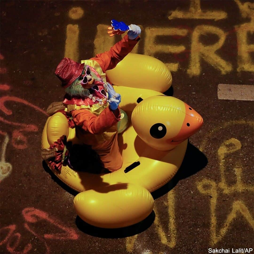 ABC Newsさんのインスタグラム写真 - (ABC NewsInstagram)「Giant, yellow rubber ducks were seen among the crowds of protesters outside the police headquarters in Bangkok, Thailand, after having been used as shields for demonstrators advancing toward police lines on Tuesday during a violent day of protesting outside parliament. Demonstrators have been taking to the streets in Thailand for months demanding reforms. #thailand #protesting #ducks #rubberducks #international」11月19日 2時07分 - abcnews