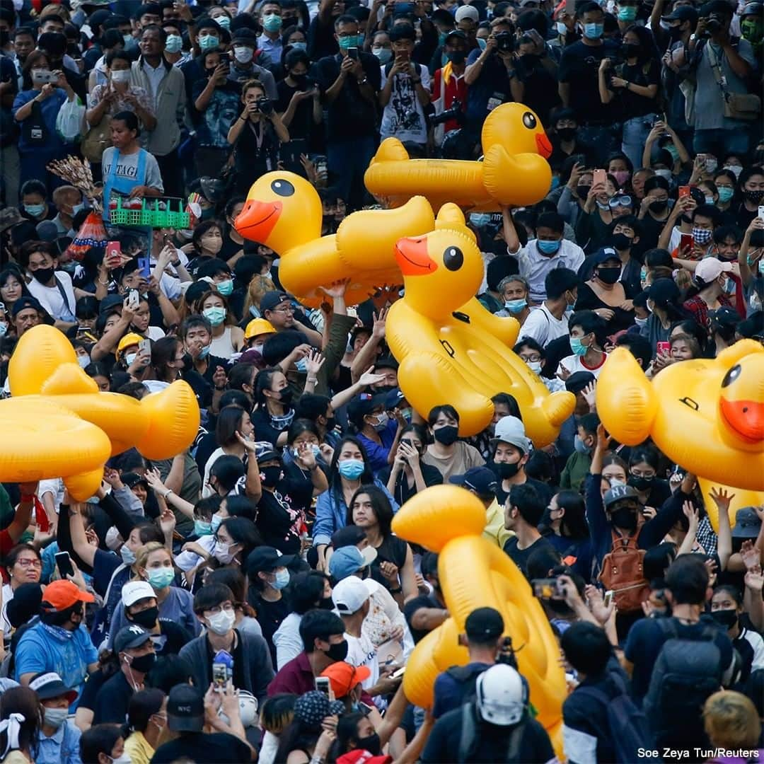 ABC Newsさんのインスタグラム写真 - (ABC NewsInstagram)「Giant, yellow rubber ducks were seen among the crowds of protesters outside the police headquarters in Bangkok, Thailand, after having been used as shields for demonstrators advancing toward police lines on Tuesday during a violent day of protesting outside parliament. Demonstrators have been taking to the streets in Thailand for months demanding reforms. #thailand #protesting #ducks #rubberducks #international」11月19日 2時07分 - abcnews