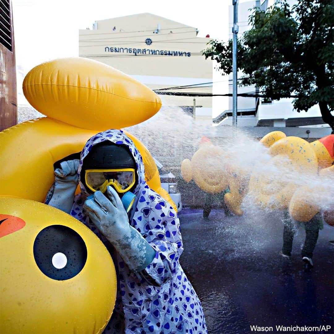 ABC Newsさんのインスタグラム写真 - (ABC NewsInstagram)「Giant, yellow rubber ducks were seen among the crowds of protesters outside the police headquarters in Bangkok, Thailand, after having been used as shields for demonstrators advancing toward police lines on Tuesday during a violent day of protesting outside parliament. Demonstrators have been taking to the streets in Thailand for months demanding reforms. #thailand #protesting #ducks #rubberducks #international」11月19日 2時07分 - abcnews