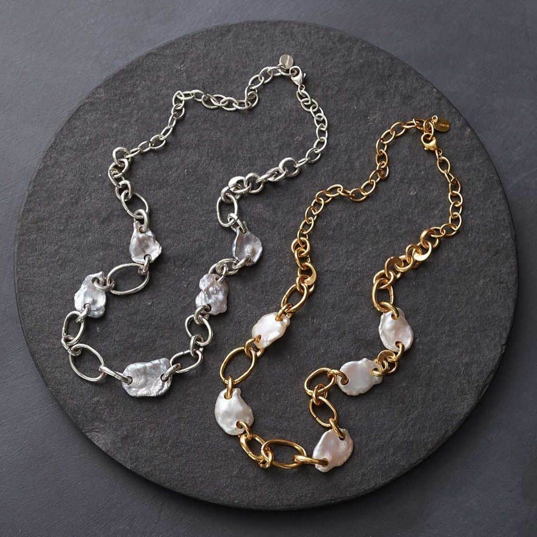 チャンルーのインスタグラム：「Classic pearls, meet modern shapes. Our new Chain Link Pearl Collection is here. Tap to shop!」