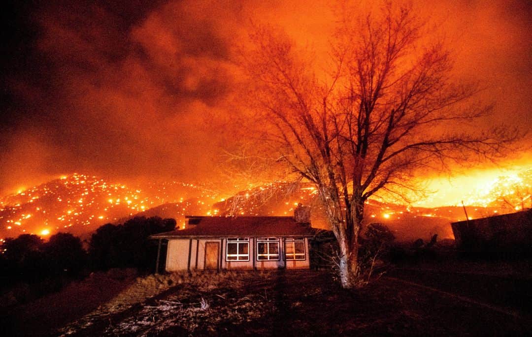 ルモンドさんのインスタグラム写真 - (ルモンドInstagram)「Depuis le mois d’octobre, de nombreuses zones de la Californie, aux Etats-Unis, sont en alerte pour les risques d’incendies, notamment dans le nord de l’Etat, en raison de vents puissants et très secs. Le phénomène est typique pour cette période de l'année mais cet épisode est particulièrement fort et réunit toutes les conditions préalables à des incendies géants, comme ceux de 2019 qui étaient arrivés jusqu’aux portes de Los Angeles.⁣ En proie à une sécheresse chronique aggravée par le changement climatique, l'ouest des Etats-Unis a déjà subi cette année des feux de forêt exceptionnels, avec 31 morts et près de 17.000 km2 partis en fumée rien qu'en Californie depuis le début de la saison.⁣ Certains des incendies géants qui se sont déclarés dans le nord de l'Etat en août dernier ne sont toujours pas totalement contenus et connaissent des résurgences. C’est le cas dans le comté de Mono, dans le nord-est de l’Etat, entre le parc national de Yosemite et la frontière du Nevada, où plusieurs foyers sont actuellement en cours d’expansion, entraînant de nombreuses évacuations et coupant les voies de communications. Une nouvelle victime s’est aussi rajoutée à la liste cette nuit, piégée par le feu près de Walker.⁣ -⁣ Les pompiers combattent un incendie géant dans les environs de Walker, dans le compté de Mono, au nord-est de la Californie, la nuit du 17 novembre. Photos : Noah Berger (@noah3929) / AP⁣ -⁣ #californie #USA #incendies」11月19日 2時18分 - lemondefr