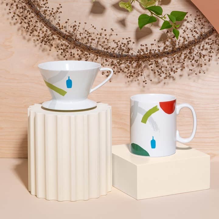 Blue Bottle Coffeeのインスタグラム：「Coffee gifts that are a joy to hold and behold. ⁠ ⁠ Our holiday gift collection includes thoughtfully designed gifts that bring joy, beauty, and ease to everyone’s coffee routine, including bespoke ceramics just for the season.⁠」