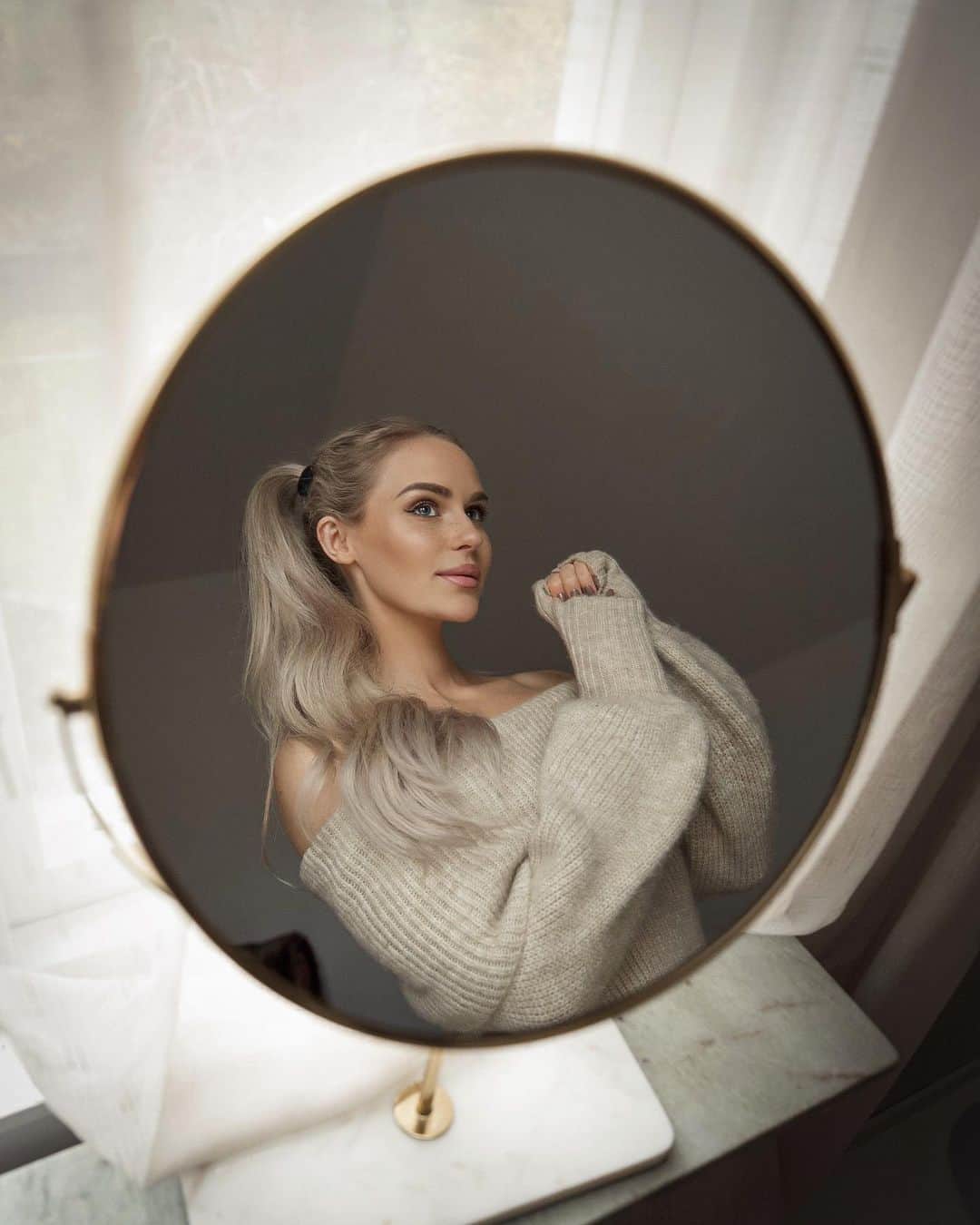 Anna Nyströmのインスタグラム：「Obsessed with cozy knits at the moment 🐻」