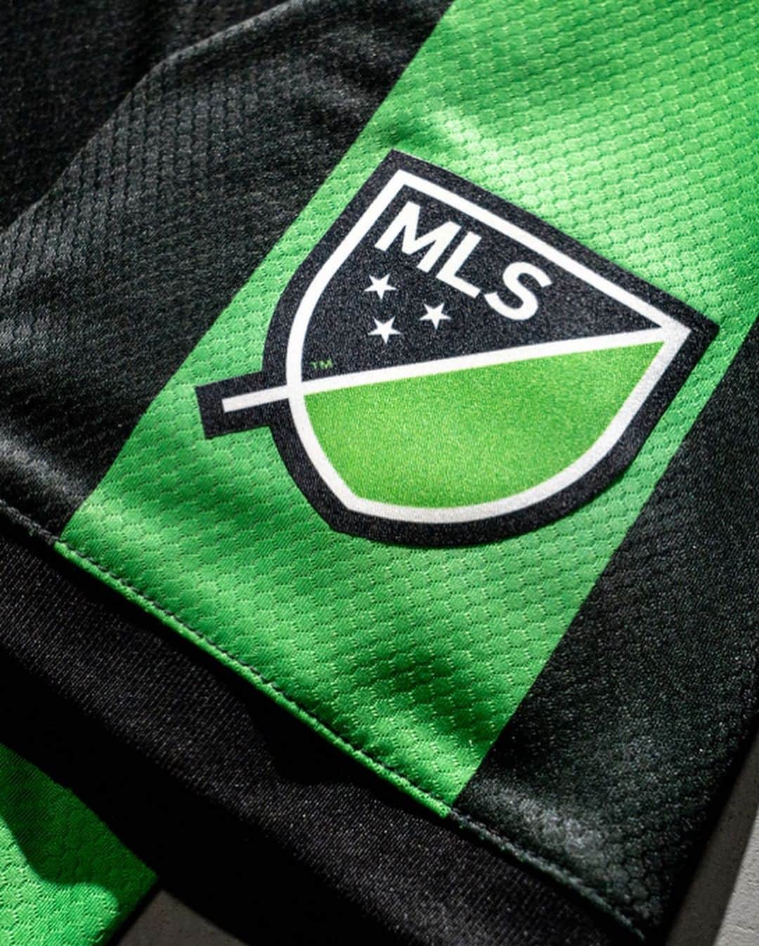 Major League Soccerさんのインスタグラム写真 - (Major League SoccerInstagram)「Roots in Texas. Threads for Austin. @austinfc’s inaugural jersey is here. 🌳🤠」11月19日 2時15分 - mls