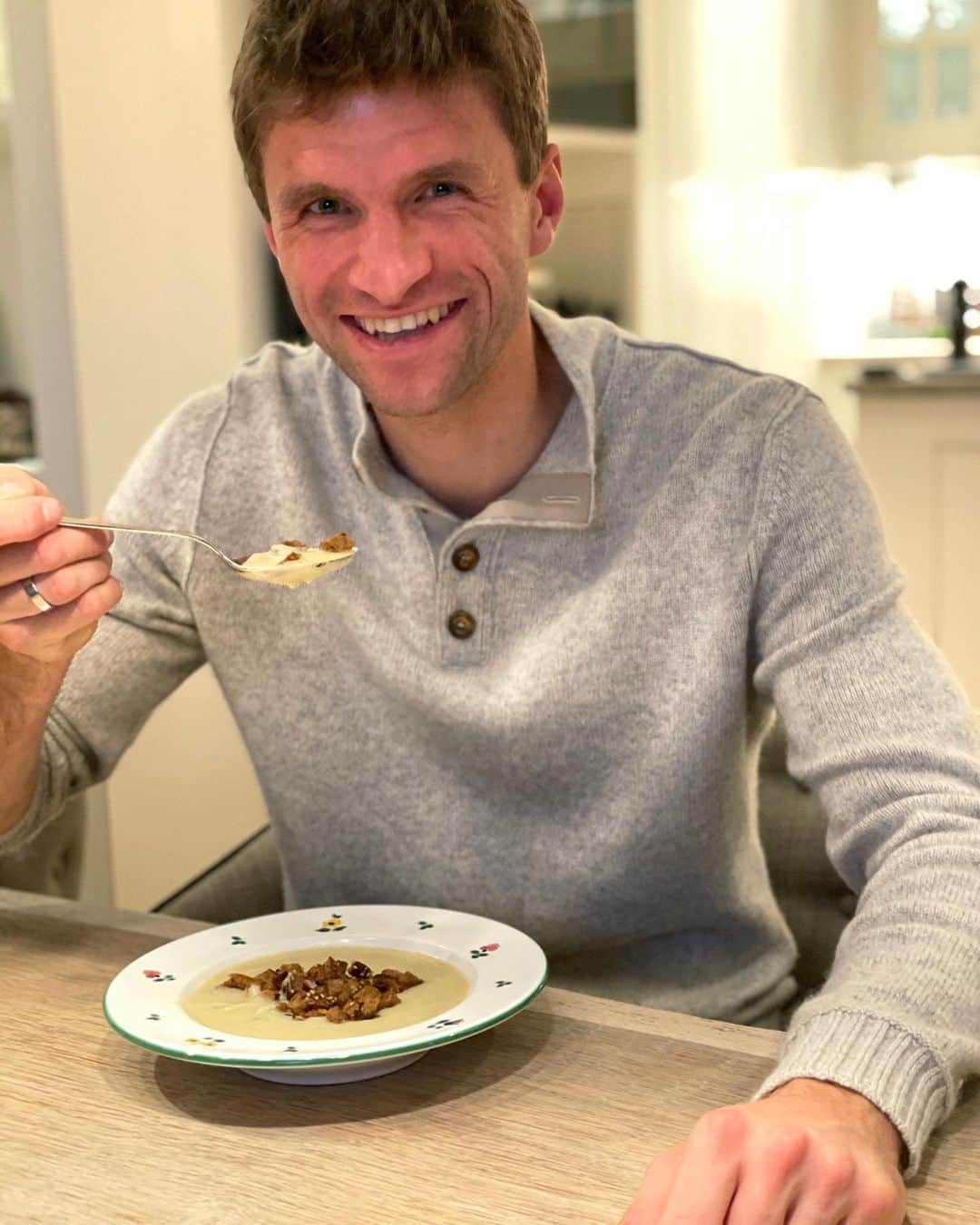 トーマス・ミュラーのインスタグラム：「I was so happy with my first YouTube-live soup that I had to tell it @javi8martinez 😋🤩 Thanks @holger_stromberg 👏🏻👏🏻 #healthyfoodturboboost #souplove #gesundessen #trainingammorgenvertreibtkummerundsorgen #amsamstaggehtswiederlos ⚽️」