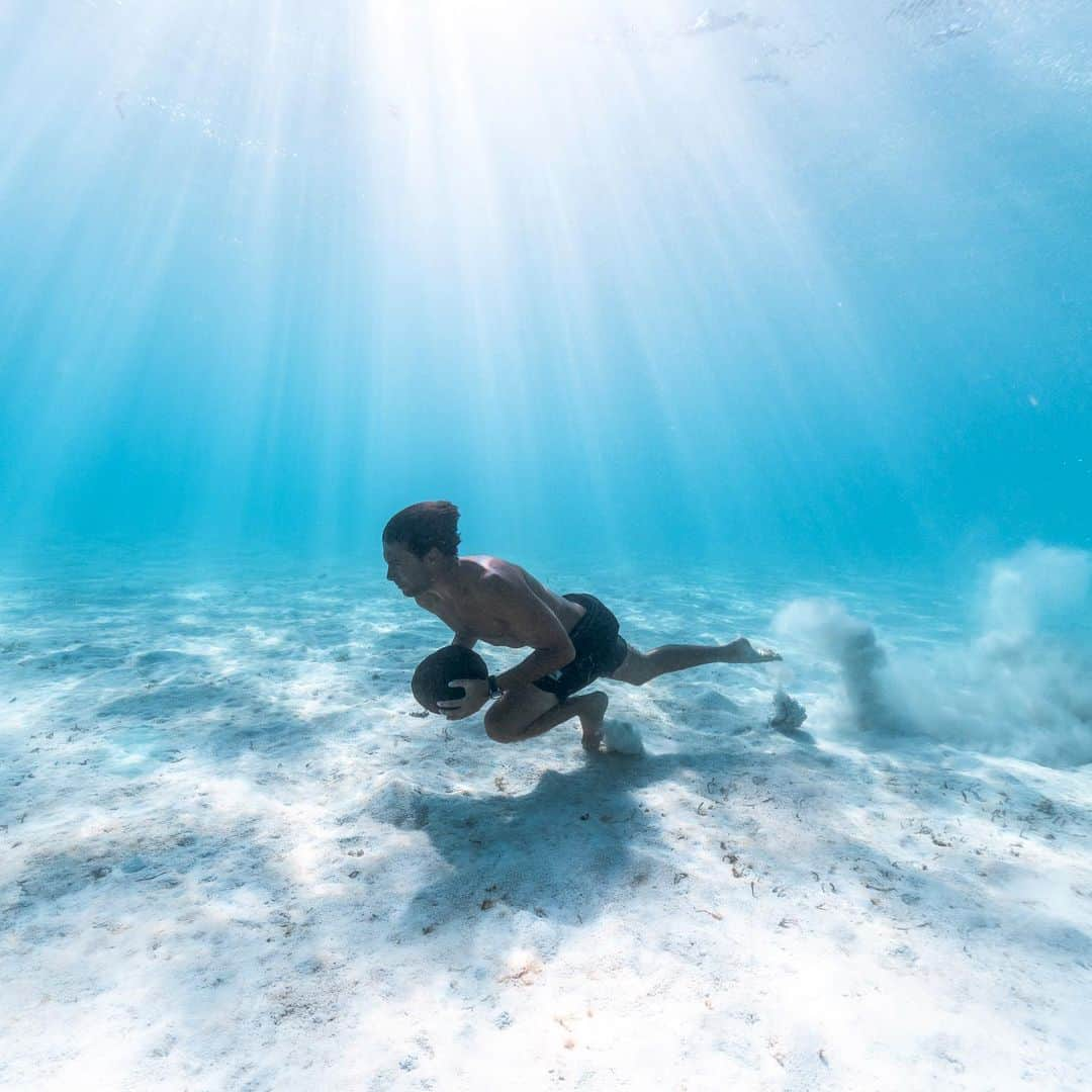 ジェレミー・フローレスのインスタグラム：「« If you focus on results. You will never change. If you focus on change. You will get results ». . 📷: @timmckenna #Nature #Training #UnderWater」