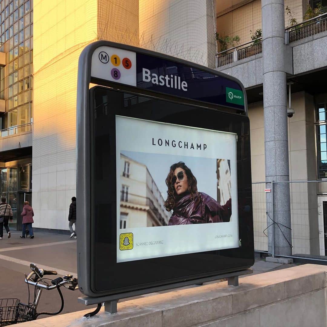 ポーリーヌ・オアロのインスタグラム：「Paris s’éveille @longchamp   A real pleasure to shoot this whole project right after confinement with a sincerely amazing team.  Thank you @sophiedelafontaine for trusting me on this ❤️  Take a look at the new Longchamp film Très Paris featuring @ollivier_mathilde @amberandergram @chen_estelle ✨  #LongchampTresParis #TresParis」