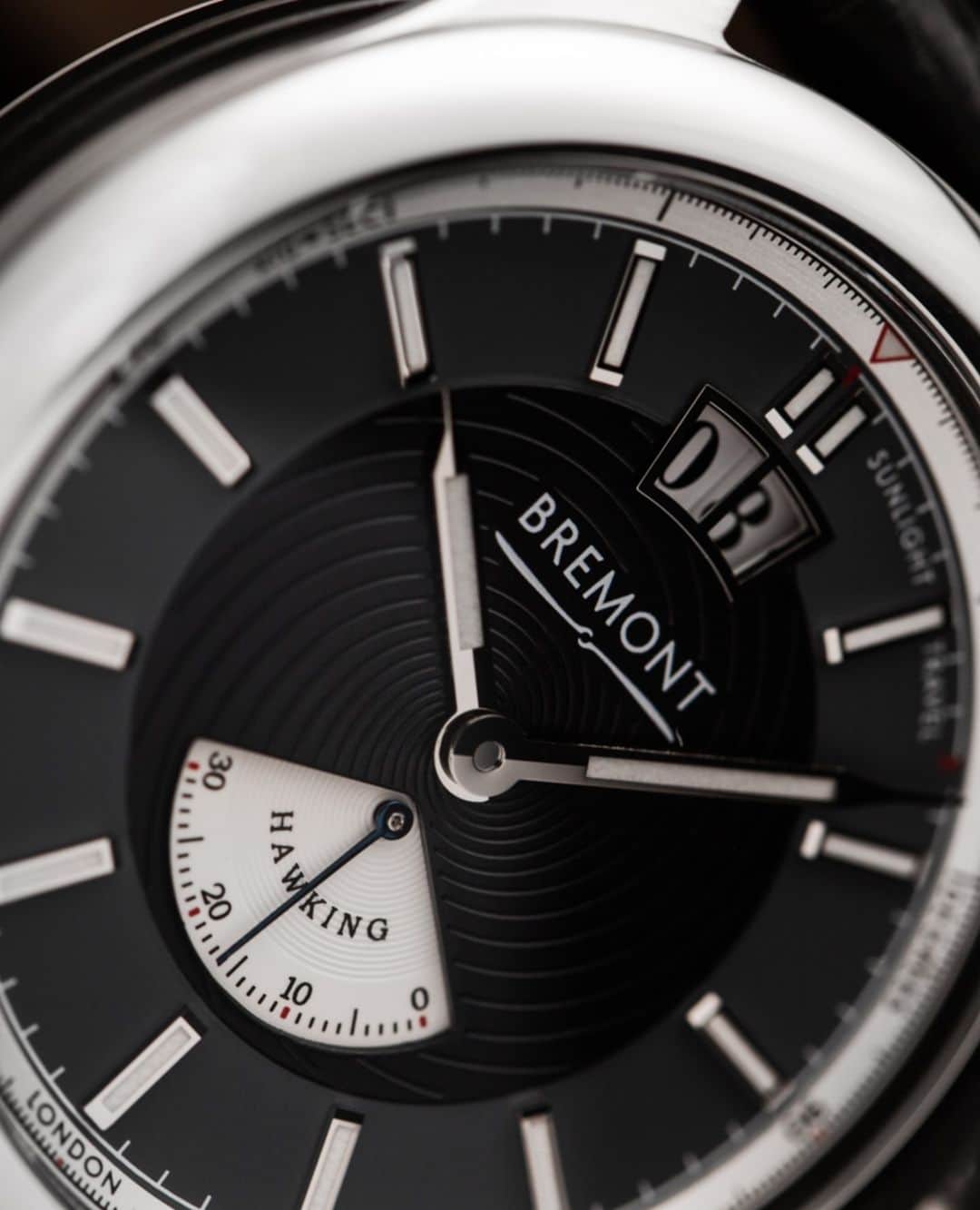 のインスタグラム：「What are the tech specs and materials that power the Bremont Hawking Limited Edition men’s watch?⁠ ⁠ • BE-33AE movement⁠ • Four wooden discs cut from Stephen Hawking’s desk⁠ • Authentic meteorite in the centre of the case back⁠ • 42-hour power reserve⁠ • Grand date⁠ • Retrograde seconds hand⁠ • A limited line of 388 stainless steel cases, 88 rose gold cases, and 88 white gold cases⁠ ⁠ Tap to learn more about the Hawking Limited Edition.⁠ ⁠ #bremont #bremontwatches #stephenhawking #hawking #hawkingfoundation #nationalastronomyweek #astronomyweek #astronomyweek2020 #classicwatch #luxurywatch #vintage」