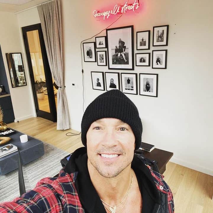 E! Onlineさんのインスタグラム写真 - (E! OnlineInstagram)「Carl Lentz was fired from Hillsong Church after having an affair, and now a woman who claims to be his mistress is speaking out about what really went down. All the details, including the false profession he told her he had and the text message receipts, are at the link in our bio. (📷: Instagram)」11月19日 2時30分 - enews