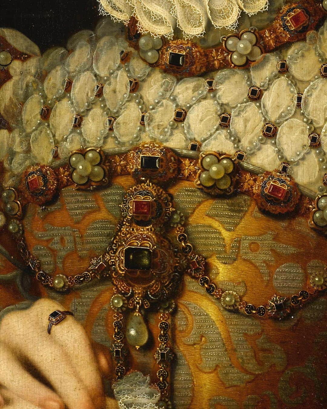 ルーブル美術館さんのインスタグラム写真 - (ルーブル美術館Instagram)「. 🇫🇷 Reconnaissez-vous Elisabeth d’Autriche, reine de France et épouse du roi Charles IX ? 👀 - 👨‍🎨 Ce portrait été peint par François Clouet, nous ne connaissons pas la date exacte de sa réalisation, mais @labnf conserve un dessin préparatoire daté de 1571. - 👑 Elisabeth d’Autriche est représentée à 17 ans, vêtue d’un costume somptueux mais contraignant. Le luxe de sa tenue se distingue par le décor brodé de son costume, rehaussé de nombreuses pierres précieuses et de perles !  - 👆 Rendez-vous en story pour découvrir la gamme de bijoux créée par @boutiquesdemusees et inspirée par les œuvres du Louvre ! 💍 - - - - 🌍 Do you recognize Elisabeth of Austria, Queen of France and wife of King Charles IX? 👀 - 👨‍🎨 This portrait was made by François Clouet, we do not know the exact date of its realization but the Bibliothèque Nationale de France preserves a preparatory drawing dated from 1571. - 👑 In this painting, Elisabeth of Austria is depicted at 17 years old, dressed in a sumptuous but constraining costume. The luxury of her dress is highlighted by the embroidered ornamentation of her costume enhanced with many precious stones and pearls! - 👆 To discover the new jewelry collection inspired by works of the Louvre and created by @boutiquesdemusees, take a look at our story! 💍 - 📷 © RMN - Grand Palais (Musée du Louvre) / Stéphane Maréchalle . . . #Louvre #MuséeDuLouvre」11月19日 2時33分 - museelouvre
