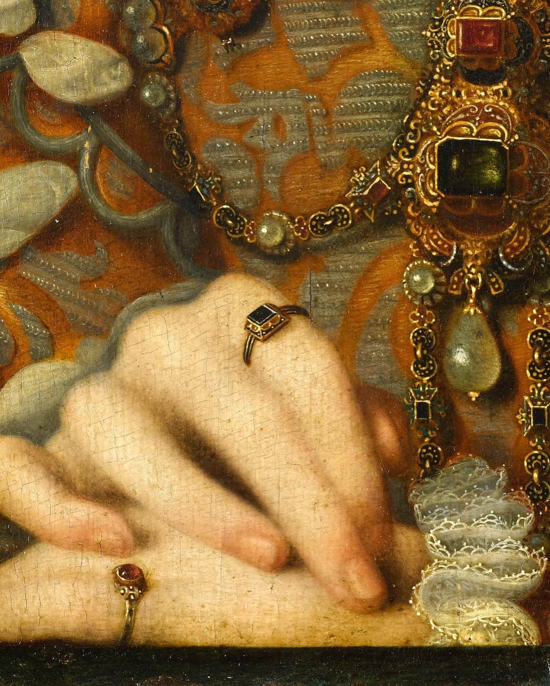 ルーブル美術館さんのインスタグラム写真 - (ルーブル美術館Instagram)「. 🇫🇷 Reconnaissez-vous Elisabeth d’Autriche, reine de France et épouse du roi Charles IX ? 👀 - 👨‍🎨 Ce portrait été peint par François Clouet, nous ne connaissons pas la date exacte de sa réalisation, mais @labnf conserve un dessin préparatoire daté de 1571. - 👑 Elisabeth d’Autriche est représentée à 17 ans, vêtue d’un costume somptueux mais contraignant. Le luxe de sa tenue se distingue par le décor brodé de son costume, rehaussé de nombreuses pierres précieuses et de perles !  - 👆 Rendez-vous en story pour découvrir la gamme de bijoux créée par @boutiquesdemusees et inspirée par les œuvres du Louvre ! 💍 - - - - 🌍 Do you recognize Elisabeth of Austria, Queen of France and wife of King Charles IX? 👀 - 👨‍🎨 This portrait was made by François Clouet, we do not know the exact date of its realization but the Bibliothèque Nationale de France preserves a preparatory drawing dated from 1571. - 👑 In this painting, Elisabeth of Austria is depicted at 17 years old, dressed in a sumptuous but constraining costume. The luxury of her dress is highlighted by the embroidered ornamentation of her costume enhanced with many precious stones and pearls! - 👆 To discover the new jewelry collection inspired by works of the Louvre and created by @boutiquesdemusees, take a look at our story! 💍 - 📷 © RMN - Grand Palais (Musée du Louvre) / Stéphane Maréchalle . . . #Louvre #MuséeDuLouvre」11月19日 2時33分 - museelouvre