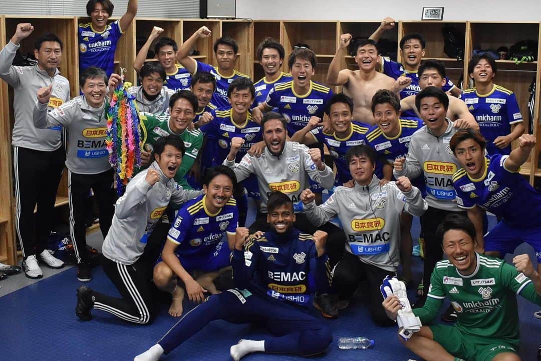 橋本英郎のインスタグラム：「【熊本戦】 守って攻めて勝ち。  それぞれの選手の成長を感じる試合でした。  俺も成長せな。。  victory photo  これはやっぱええなぁ。  #fc今治  #橋本英郎  #勝利  #victoryphotography  #次は  #ホーム  #ひとつずつ  #楽しみます  #残り6試合  #カウントダウン   #試合中  #歩いてる写真  #もっと走らないと」