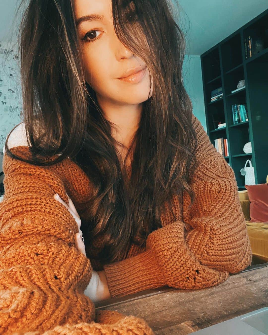 ケイト・ボイージェルのインスタグラム：「I love golden hour as much as anyone but not when it comes at 3pm 😫☀️😴🌙 time for a few more months of the “who can change into sweatpants last” challenge. As expected @bretthughes6 is currently winning. BY A LOT!」