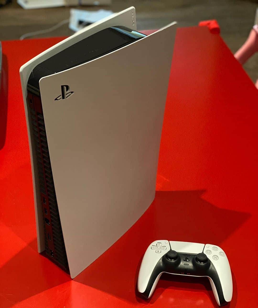 のインスタグラム：「La bestia ya está en casa. No podéis perderos lo que vamos a ver mañana a las 22.00h  Atentos a las redes de @playstationes  #PS5 #EstamosDentroPS5」
