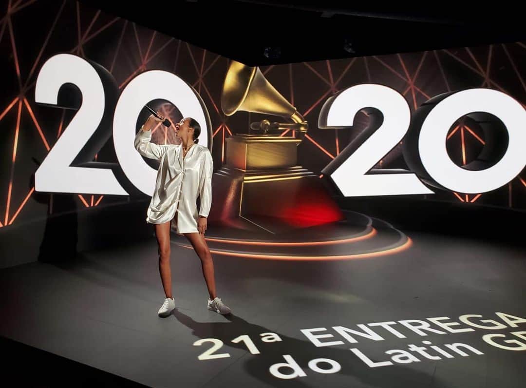 ライス・リベイロのインスタグラム：「Should I change careers??? 🤐Just kidding 😃 Hosting @latingrammys 2020 Brazilian “Premiere” tomorrow #rehearsal」