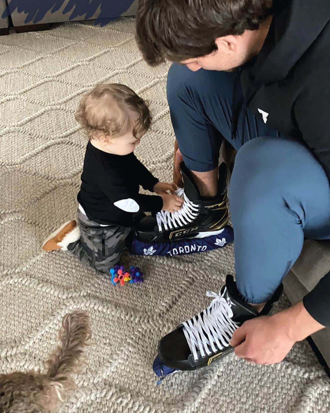 NHLさんのインスタグラム写真 - (NHLInstagram)「Jace Tavares is learning how to lace.   (📷 @johntavaresfdn)」11月19日 8時06分 - nhl