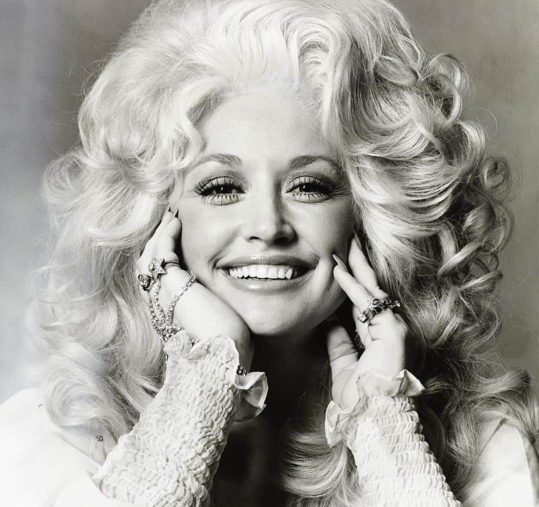 ミシェル・モナハンさんのインスタグラム写真 - (ミシェル・モナハンInstagram)「Not all heroes wear capes! 👊🏻 Today’s #WCW is dedicated to none other than the awe-inspiring @dollyparton ✨ Dolly was one of the major funders for Moderna’s Coronavirus vaccine, donating $1 million, in honor of her friend Naji N. Abumrad, a professor of surgery at @vanderbiltu’s Institute for Infection, Immunology, and Inflammation. This donation has also supported a convalescent plasma study at Vanderbilt which treats infected people with the plasma of others carrying antibodies against the virus. Words from the Queen of Country herself - “I felt like this was the time for me to open my heart and my hand and try to help.” Give it up for Dolly, a living legend and national treasure. 💘」11月19日 2時44分 - michellemonaghan