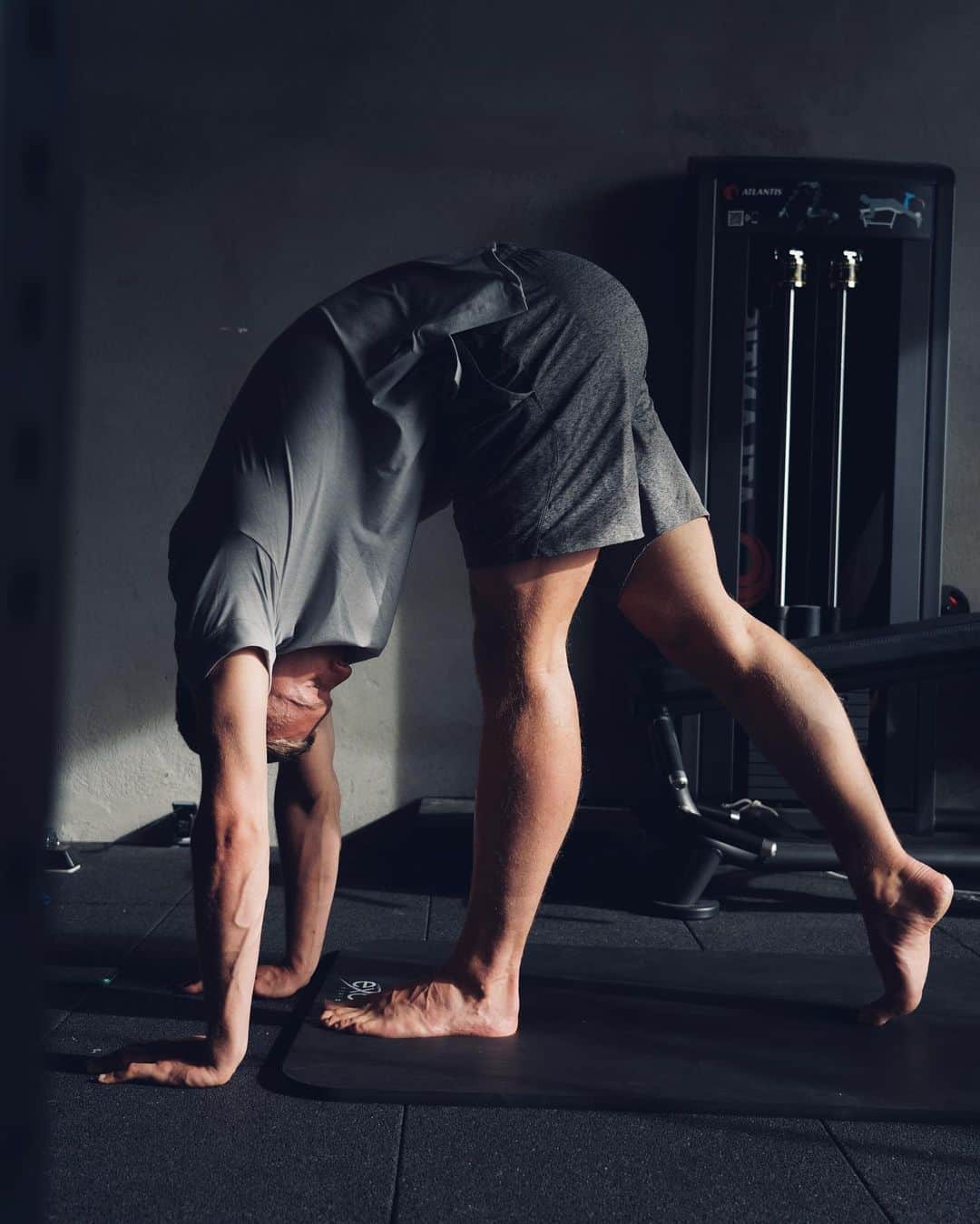 ケビン・マイヤーのインスタグラム：「L’amplitude, tu travailleras  #nikeyoga #niketraining」
