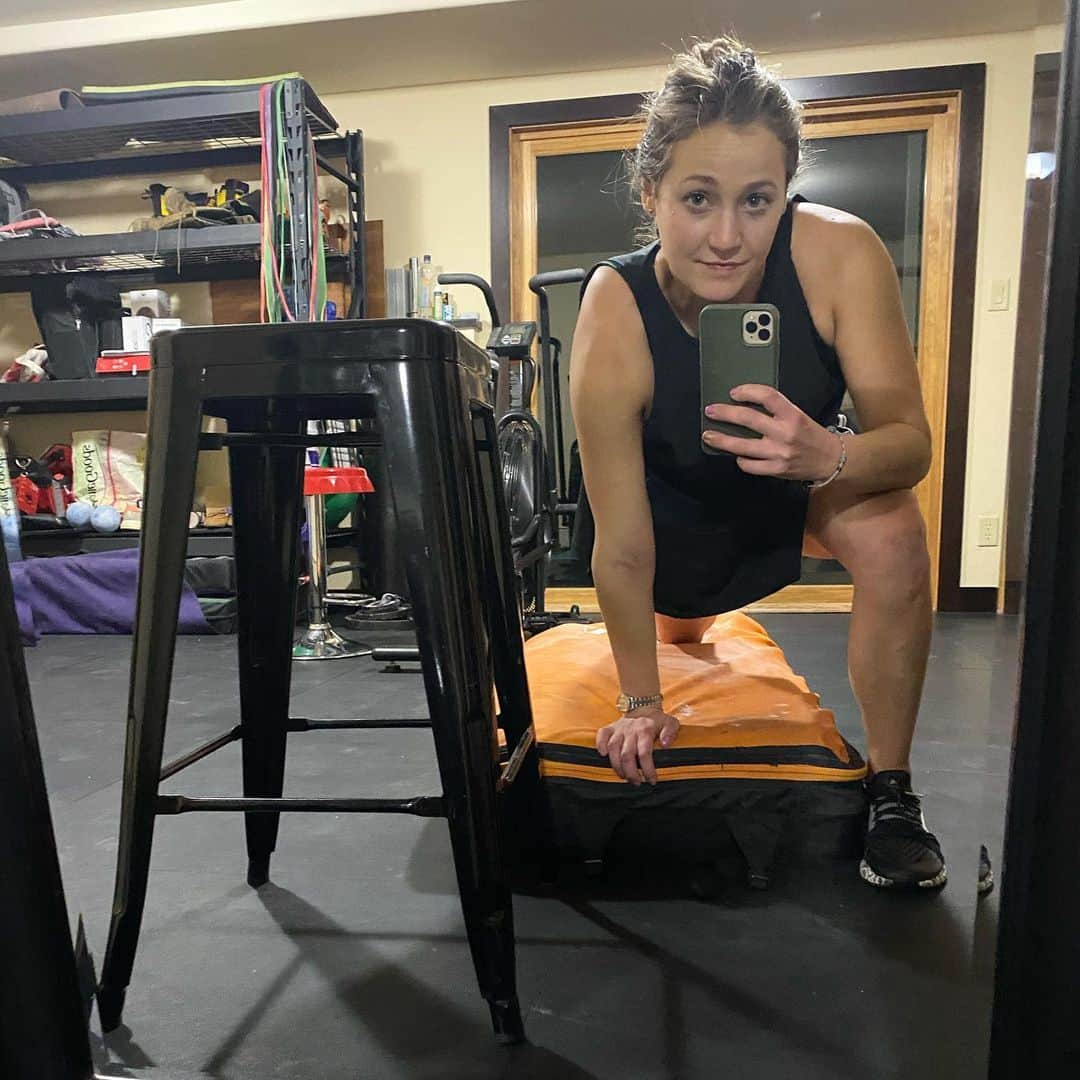 サッシャ・ディギーリアンのインスタグラム：「Who else regularly incorporates their crash pads to their workout equipment?  - Hip joint stretch here. It’s a big stride for me to even be able to stretch this region myself - and after copious amounts of dry needles and manual therapy with my Physio Laura @wavetoolstherapy I am still ridiculously tight. From stretches to workouts though, crash pads can be a handy gym resource. Let me know if you’d like to see some videos of them in action with what my coach @bhkillian and I are doing!  @urbanarmorgear 📲  #recoveryjourney #injuryrecovery #sportsinjury #comebackstronger #relentless」