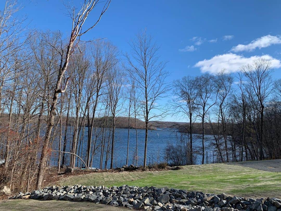 Monday満ちるさんのインスタグラム写真 - (Monday満ちるInstagram)「A beautiful day for a walk! #katonah #reservoir」11月19日 2時40分 - mondaymichiru