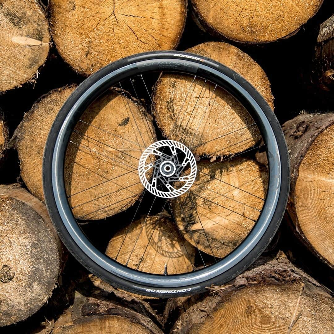 カンパニョーロさんのインスタグラム写真 - (カンパニョーロInstagram)「Whether you're heading out for some serious kilometres on the road, or riding in search of local trails and gravel tracks, Campagnolo has you covered. The Shamal Carbon Disc Brake wheelset is our first to be dedicated to endurance, designed to provide comfort and rideability in all conditions, so let's ride.  #Campagnolo #Shamal #CampagnoloShamal」11月19日 2時40分 - campagnolosrl