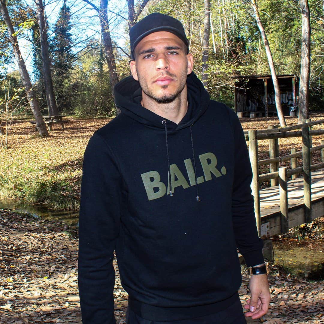 サンドロ・ラミレスのインスタグラム：「𝕊𝕋𝕐𝕃𝔼 ✖️ @balr 👕⚫🔝 #BALR #LifeOfABalr」