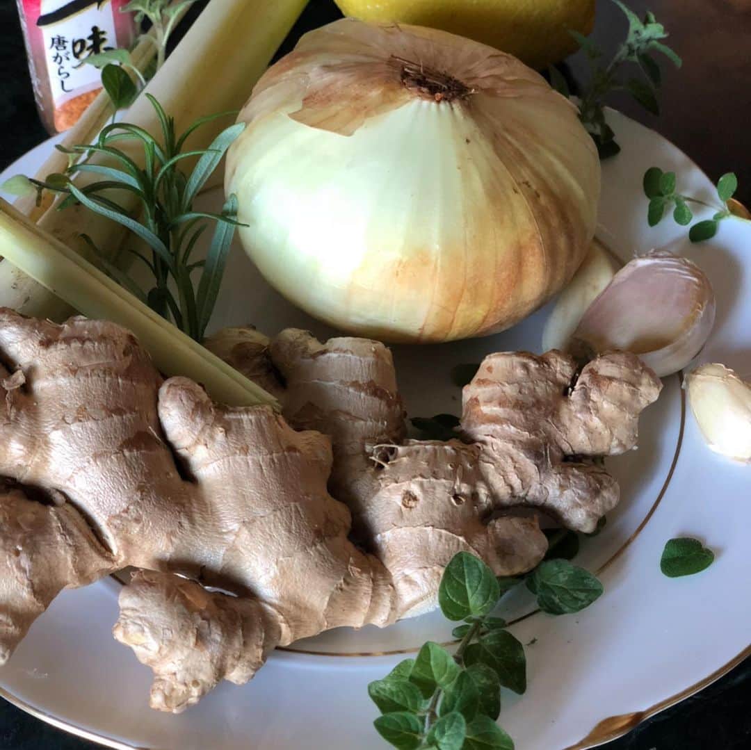 ザックポーゼンさんのインスタグラム写真 - (ザックポーゼンInstagram)「Stay healthy/look good and keep your immune system strong!!  My go to toppers for bone or veggie broth, also as seen in the last photo my “chicken soup”. recipe in my cookbook: Ginger, onion, oregano parsley,rosemary, lemon grass, lemon, spicy red pepper, garlic and turmeric (fresh if you can get it)! #cookingwithzac #beautypotions #immunesystem #healthyfood」11月19日 2時46分 - zacposen