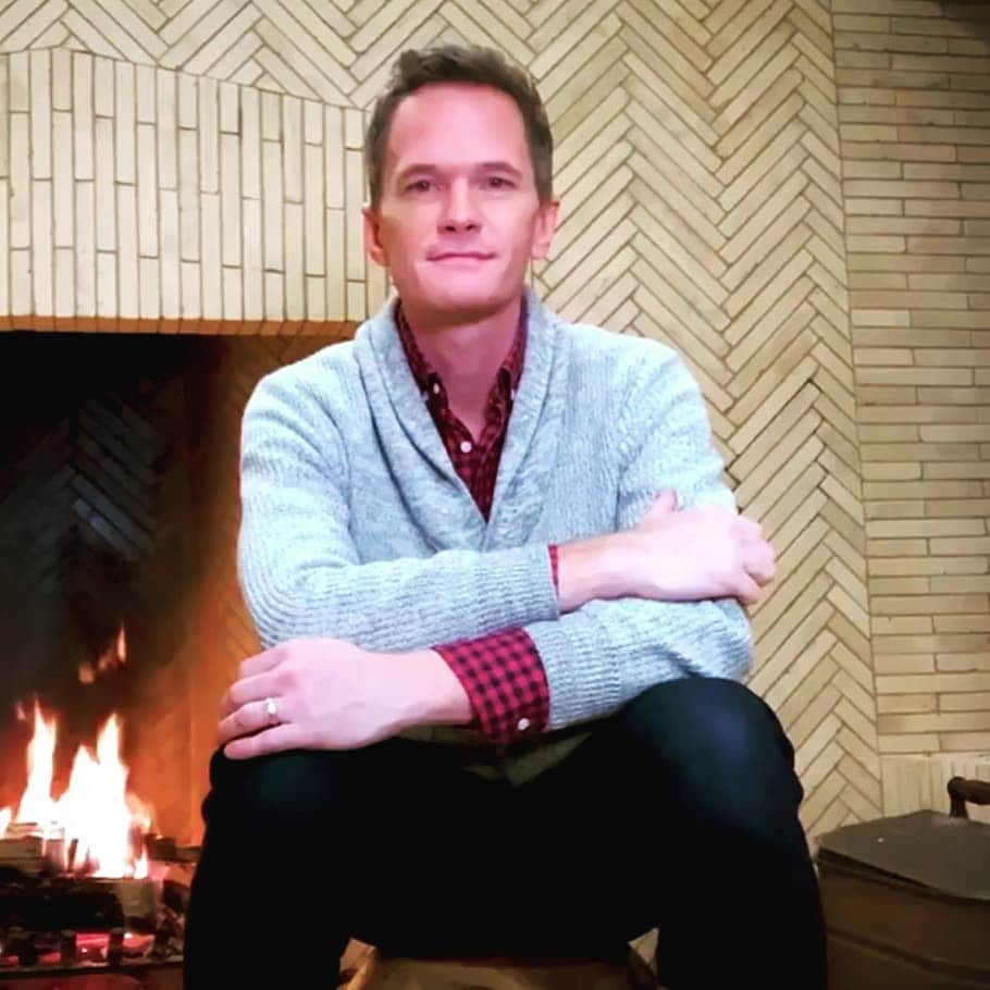 ニール・パトリック・ハリスのインスタグラム：「🙂 (Sorry about the quality) #neilpatrickharris #nph #tagsforlikes #actor #lovehim #handsome #awesome #legendary @nph 💙」