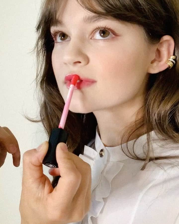 Kara Yoshimoto Buaのインスタグラム：「GO TO @welovecoco to check out  how to do this makeup with @ciarabravo ♥️#ciarabravo #chicwintermakeup #makeupbykarayoshimotobua #welovecoco #workingwithchanel #hair @mararoszak  #styling @samanthamcmillen_stylist」