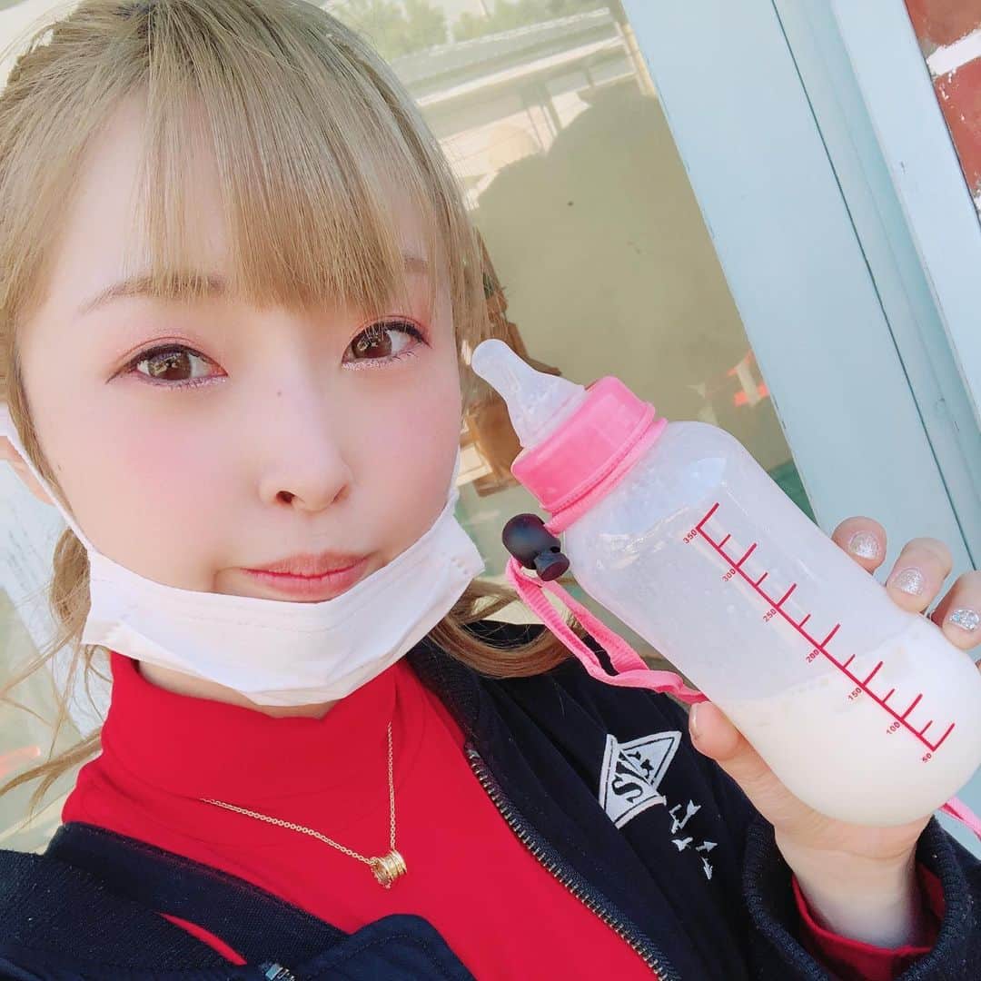 茉里のインスタグラム：「. こちらも太秦映画村にて  ハナちゃん推しなので、コラボカフェでは毎回ちゃんとハナちゃんドリンク頼むから 哺乳瓶🍼がどんどん増えていくな… (去年の写真もそっと混ぜた)  当時、バブバブハナちゃん好きすぎて色んなところに持って行ってたの懐かしいわ… もちろんモグモグハナちゃんも買ってもらったよね。 久しぶりに見て泣きそうになったわ」
