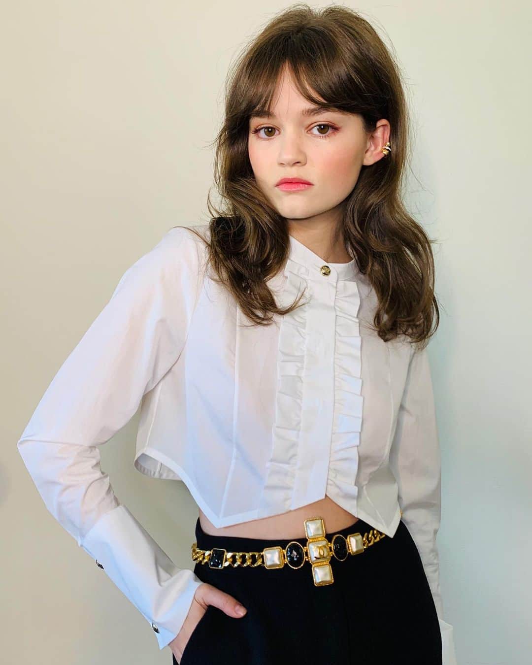 Kara Yoshimoto Buaのインスタグラム：「GO TO @welovecoco to check out  how to do this makeup with beautiful @ciarabravo #ciarabravo ❤️#chicwintermakeup #makeupbykarayoshimotobua #welovecoco #workingwithchanel #hair @mararoszak  #styling @samanthamcmillen_stylist   CHANEL BEAUTY PRODUCT BREAKDOWN:  SKIN:  CHANEL SUBLIMAGE LA CREME YEUX  HYDRABEAUTY CAMELLIA WATER CREAM  FACE: CHANEL ULTRA LE TEINT VELVET B10 LES BEIGES HEALTHY GLOW BRONZING CREAM CHANEL POWDER BLUSH 430 Foschia Rosa  BROWS:  CHANEL CRAYON SOURCILS BRUN NATUREL LE GEL SOURCILS Longwear Eyebrow Gel 360 Blond + 370 Brun  EYES:  CHANEL OMBRE PREMIERE LAQUE 24 Rising Sun CHANEL MULTI-EFFECT QUADRA EYESHADOW  364 Candeur et Séduction CHANEL LE VOLUME RÉVOLUTION DE CHANEL 27  LIPS: CHANEL LE CRAYON LÈVRES 156 Beige Natural + 166 Rose Vif CHANEL ROUGE COCO GLOSS 738」