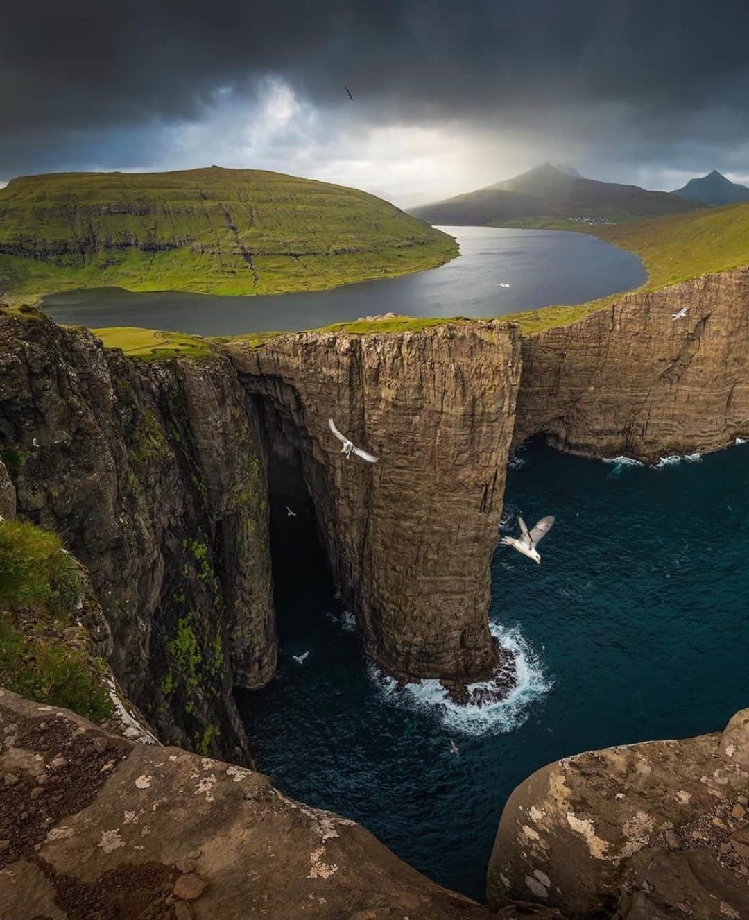 Earth Picsさんのインスタグラム写真 - (Earth PicsInstagram)「The Faroe Islands 🇫🇴 By @shainblumphotography」11月19日 3時01分 - earthpix