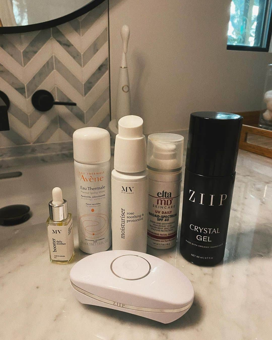 ジョセフィン・スクリヴァーさんのインスタグラム写真 - (ジョセフィン・スクリヴァーInstagram)「My morning skin prep before today’s work. First i used my ziip to lift my face and really wake it up. Next i added a soothing face oil, followed by a thicker moisturizer and last but not least SUNSCREEN!! Don’t ever forget to wear sunscreen! 🥰❤️」11月19日 3時10分 - josephineskriver