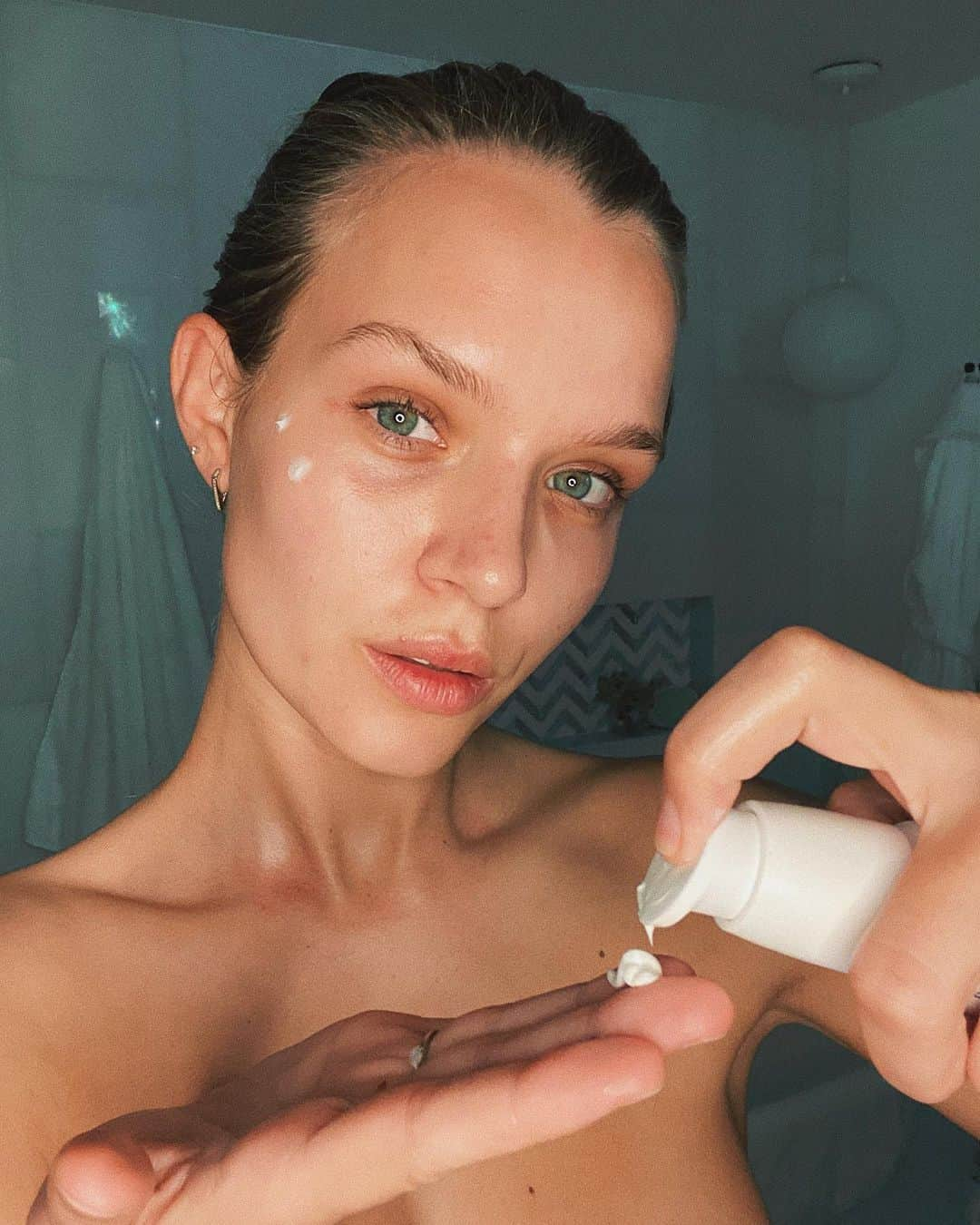 ジョセフィン・スクリヴァーさんのインスタグラム写真 - (ジョセフィン・スクリヴァーInstagram)「My morning skin prep before today’s work. First i used my ziip to lift my face and really wake it up. Next i added a soothing face oil, followed by a thicker moisturizer and last but not least SUNSCREEN!! Don’t ever forget to wear sunscreen! 🥰❤️」11月19日 3時10分 - josephineskriver