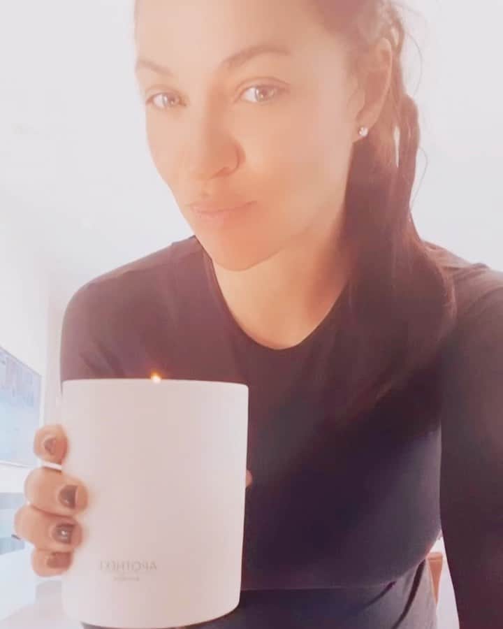 ジェシカ・ゾアのインスタグラム：「Time to melt away some stress! I know that this @apothekeco candle gives me serenity not only because of the beautiful smell but it helps me meditate and find my zen. Click the LINK IN MY BIO to grab one for yourself or a friend.   Jessica Szohr X Apotheke」