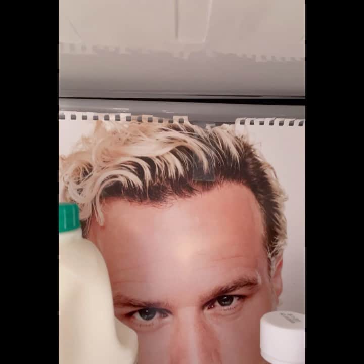 オリー・マーズのインスタグラム：「The missus said “she misses my face when I’m away...” so I said “don’t worry darlin’ I’ve sorted it” 🤷🏻‍♂️🤣👌🏻🤪」