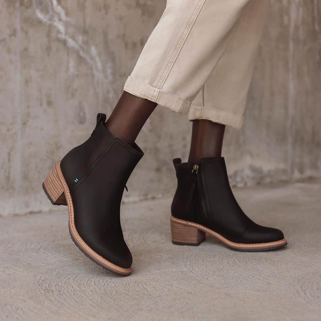 トムズシューズのインスタグラム：「No raining on this parade. The water-resistant Marina Boot in leather. Looks great while doing a whole lot of good.」