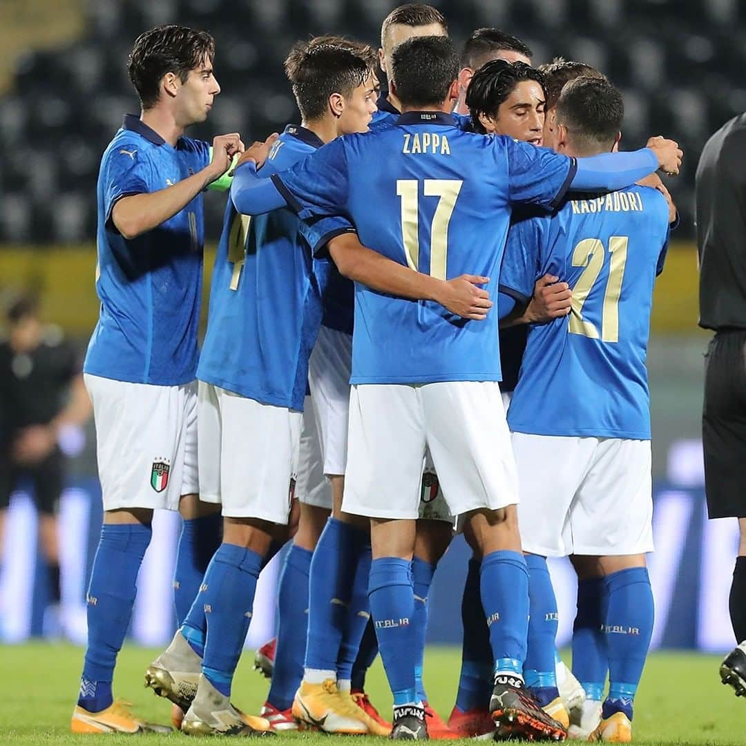 サッカーイタリア代表さんのインスタグラム写真 - (サッカーイタリア代表Instagram)「#Under21 🇮🇹 ⏱️ RISULTATO FINALE 🇮🇹🇸🇪 #ItaliaSvezia 4⃣-1⃣ ⚽️ 27' #Maleh, 48' e 61' #Raspadori, 50' Karlsson, 68' #Scamacca . 📋 Gli #Azzurrini, già qualificati a #U21EURO, chiudono in bellezza il 2020 con l'ottava vittoria nel girone di qualificazione 💪🏻 . Prossimo appuntamento per gli Azzurrini 👇🏻👇🏻👇🏻 🗓️ 10 dicembre 🗳️ Sorteggio fase finale . #U21EURO 2⃣0⃣2⃣1⃣ 24-31 marzo: fase a gironi 31 maggio-6 giugno: fase a eliminazione diretta 📍 Ungheria e Slovenia 🇭🇺🇸🇮 . . #U21ItaSve #VivoAzzurro」11月19日 3時23分 - azzurri