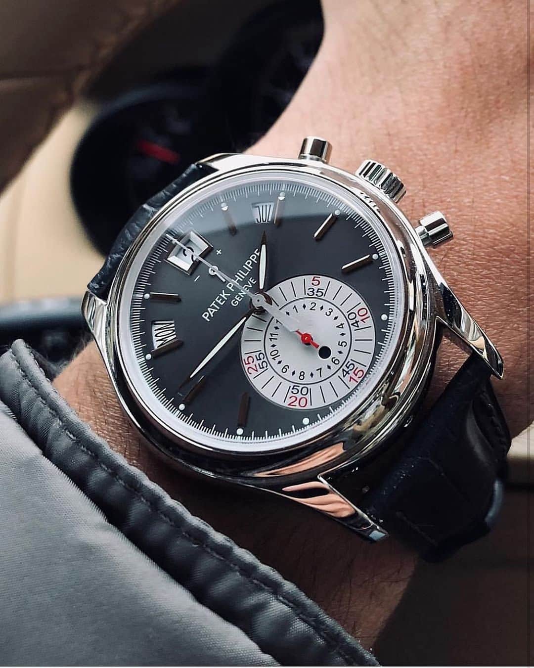 Daily Watchさんのインスタグラム写真 - (Daily WatchInstagram)「The beautiful Patek Philippe 5960P Platinum Annual Chronograph. Such a beauty! Do you think it is underrated? Photo by @watchrookiee」11月19日 3時30分 - dailywatch