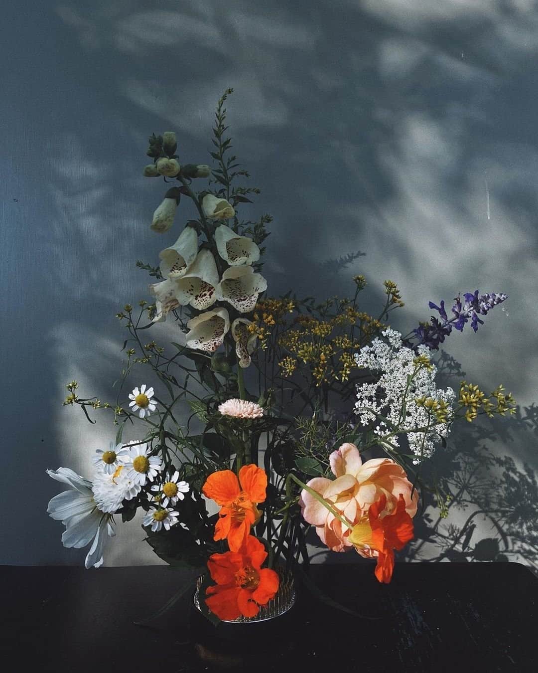 近藤麻理恵のインスタグラム：「Ikebana roughly translates to “making flowers come alive,” which is what @lorepemberton did – bravo! To brush up on this Japanese art, visit the link in my profile.」