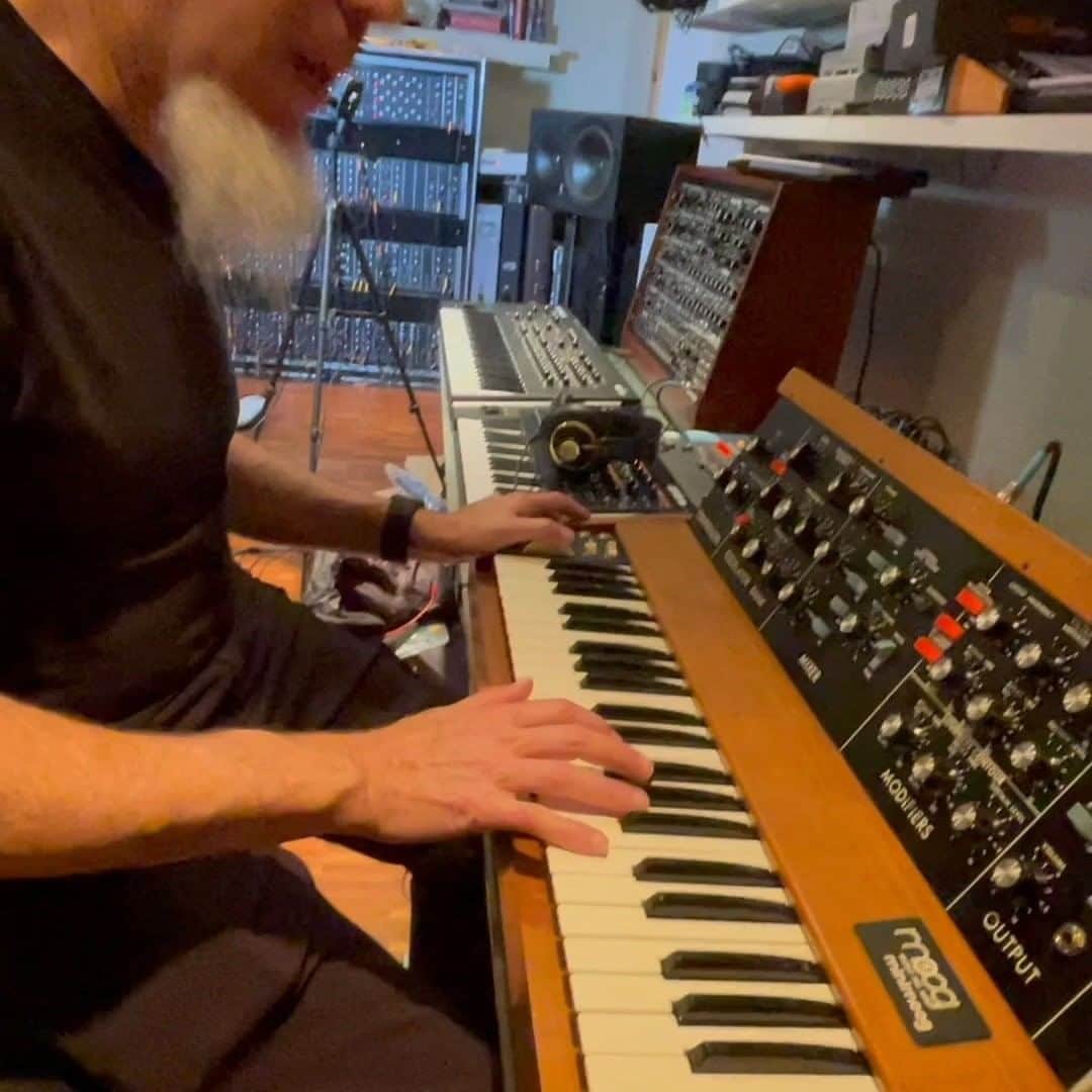 ドリーム・シアターのインスタグラム：「@progstock presents @jcrudess Live Minimoog Concerts, this Saturday, November 21 at 4pm & 9pm EST!   Tickets $10 from stageit.com/progstock   All proceeds benefit @bobmoogfoundation   #jordanrudess #moog #moogkeyboard #bobmoog #liveminimoogconcerts #stageit #progstock」